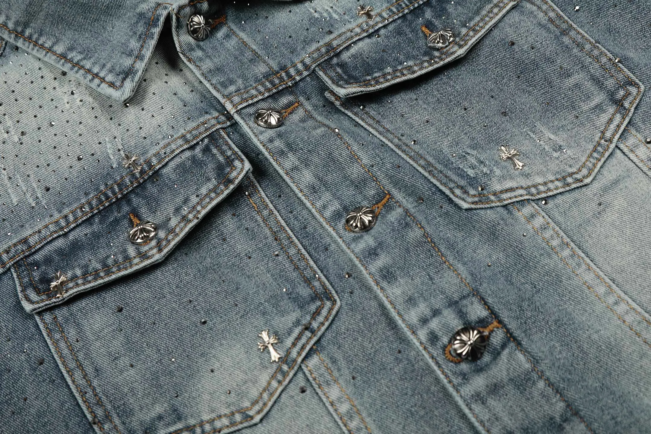 P270 💰 Chrome Hearts Chrome Hearts Cross Hot Diamond Denim Jacket OS version can be worn by both men and women! The fabric is made of twill gauze cotton fabric! The texture is clear and smooth, not easy to wrinkle or fade! The embroidery process is complex and repetitive. There are more than 20 leather labels. It takes 6 repeated embroidery steps to complete the back body. The requirements for the embroidery machine are very strict, and the distance is 45 cm! It won’t work if the spacing is too big, and it won’t work if it’s too small! We make clothes with care, and every detail must be restored one to one! The hardware is all carved and cast, and they are all genuine from the original factory! This piece of clothing consumes a lot of material, with more than 3 meters of material used for one piece of clothing! After the garment is made, it needs to be fixed at high temperature, washed at a water temperature of more than 70 degrees, and softened by adding softener to make the upper body softer and smoother! There is a flap on the sleeve that can be stored into short sleeves! Adapt it to that understanding Color: Picture color Size: S-M-L-XL